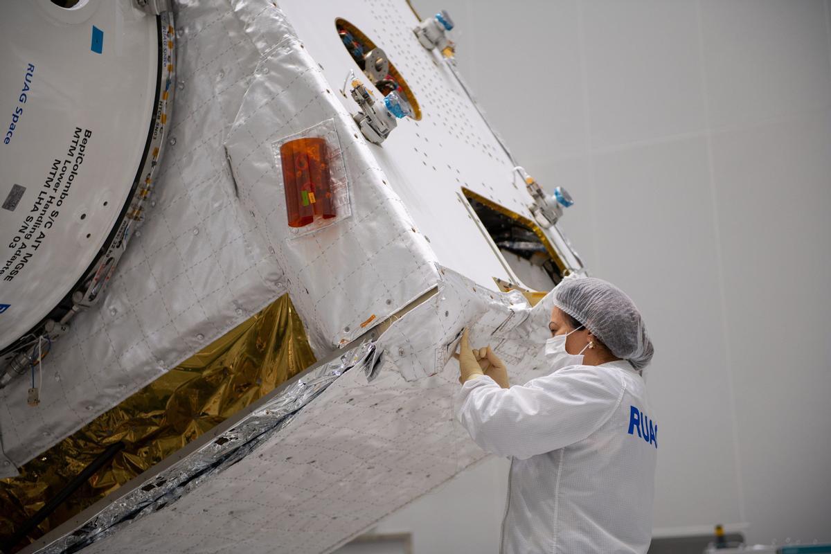 Una técnica de la ESA trabaja en la misión espacial BepiColombo.