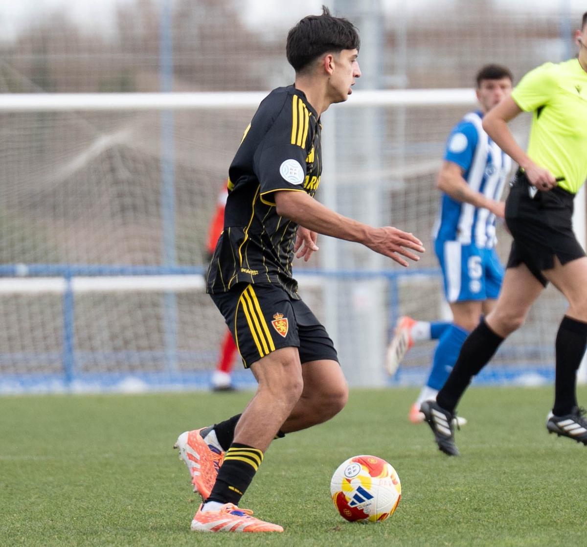 Un jugador del Deportivo Aragón conduce el balón en el encuentro contra el Alavés B.