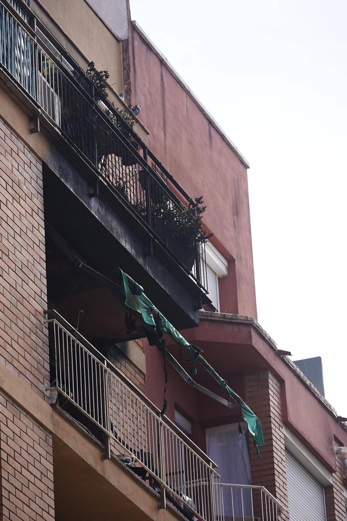 Les imatges del pis incendiat en un bloc del barri de Sant Narcís