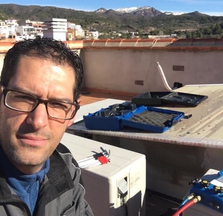 Marcos García, durante la reparación de una antena.