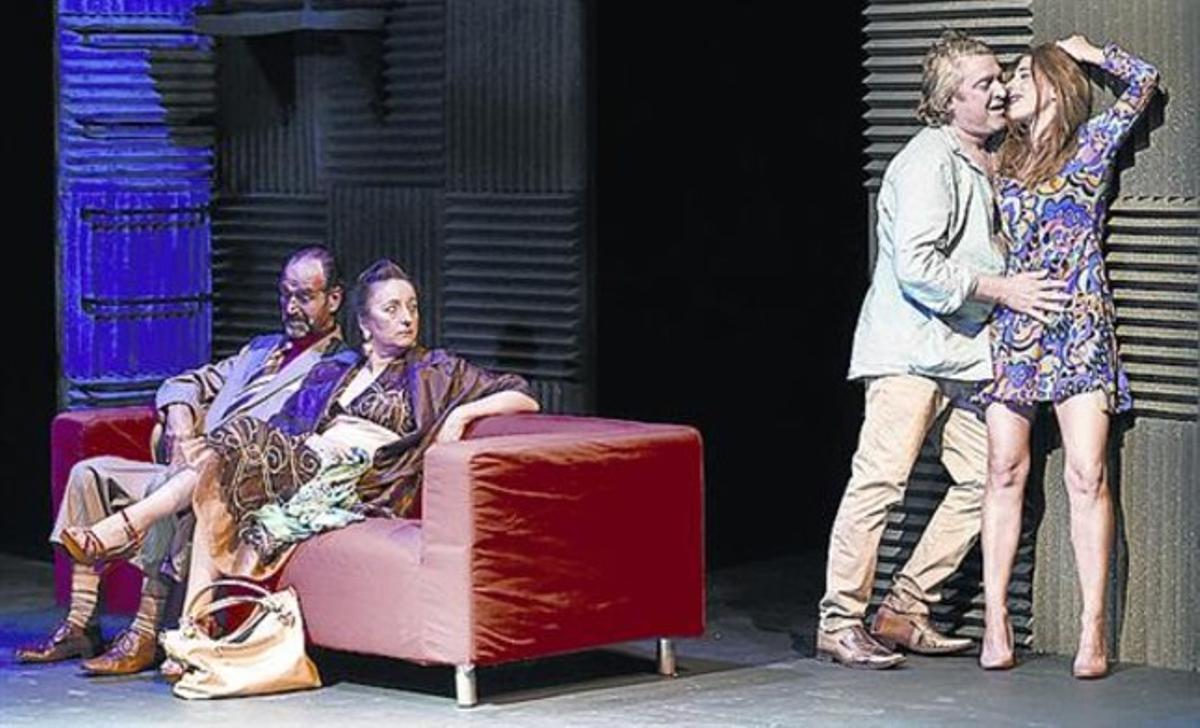 Albert Pérez i Carme González, asseguts, Pere Arquillué i Gabriela Flores.