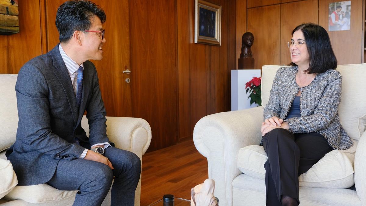 La alcaldesa Darias recibe al cónsul general de la República de Corea del Sur en Las Palmas de Gran Canaria.