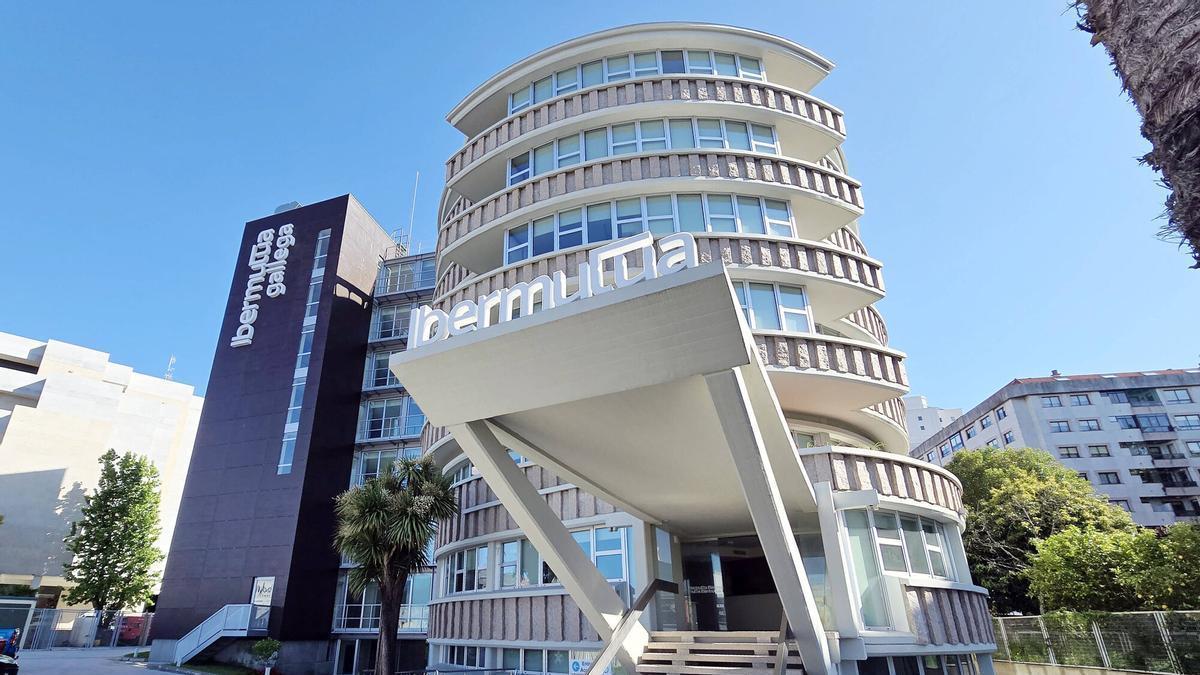 El edificio del antiguo policlínico Cíes, reformado para ser la sede de Ibermutua en la ciudad.