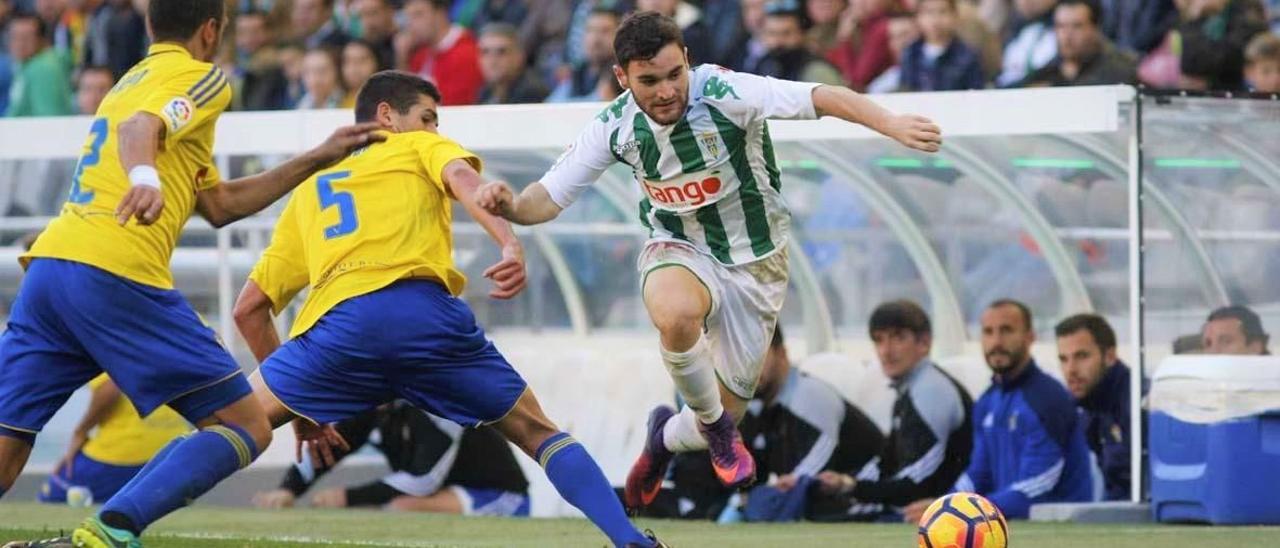 Javi Galán realiza un regate durante el choque ante el Cádiz CF en El Arcángel del curso 2016-2017.