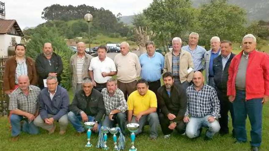 Representantes de los equipos participantes, miembros de la Federación y patrocinadores, ayer, en Collera.