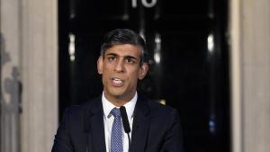 El primer ministro británico, Rishi Sunak, comparece frente a la residencia oficial de Downing Street.