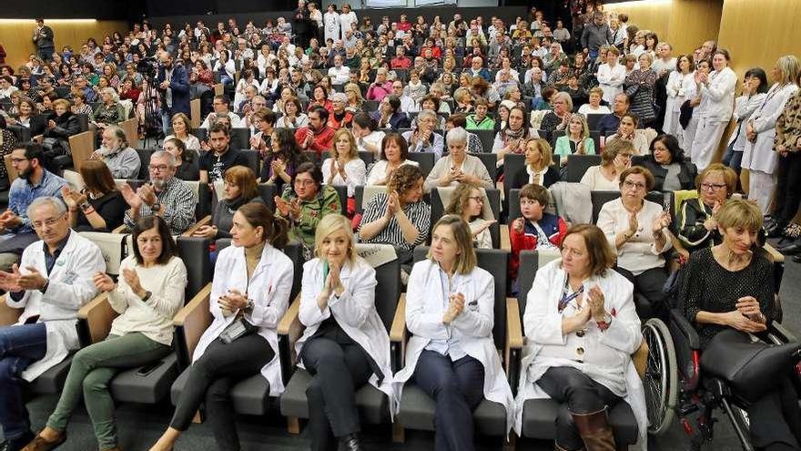 Homenaje a 168 trabajadores jubilados  |  El Cunqueiro acogió ayer el homenaje organizado por la EOXI de Vigo a 168 empleados de los centros de primaria y atención especializada que se jubilaron a lo largo de este año. En total, fueron 100 sanitarios no facultativos, 34 no sanitarios y otros 34 facultativos. El acto fue presidido por el gerente de la EOXI, Félix Rubial, y los trabajadores recibieron como regalo una serigrafía de la obra &quot;Maternidad&quot; donada por Antón Sobral. La coral Rosalía de Castro del Colegio Médico ofreció un recital.