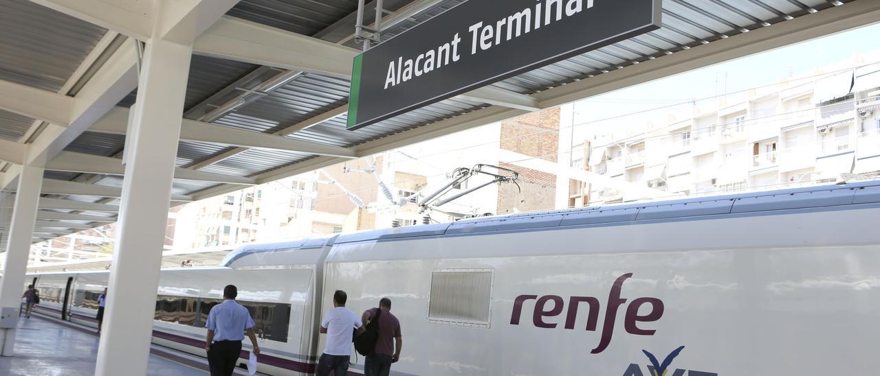 Un AVE estacionado en la  estación tèrmino de Alicante