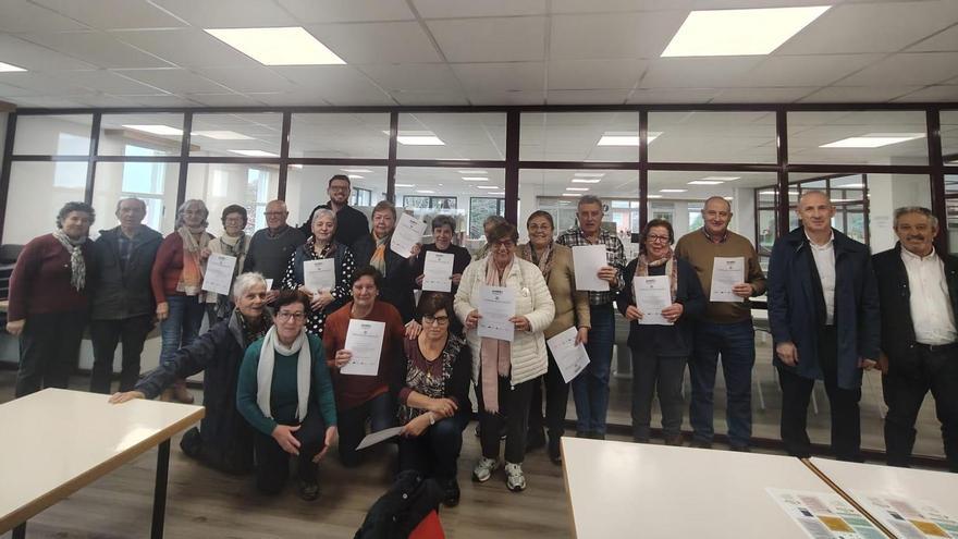 García Pose, segundo por la derecha, con los alumnos, tras la entrega de diplomas.