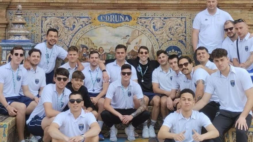 Los jugadores del OAR, en la plaza de España de Sevilla antes de jugar el partido.