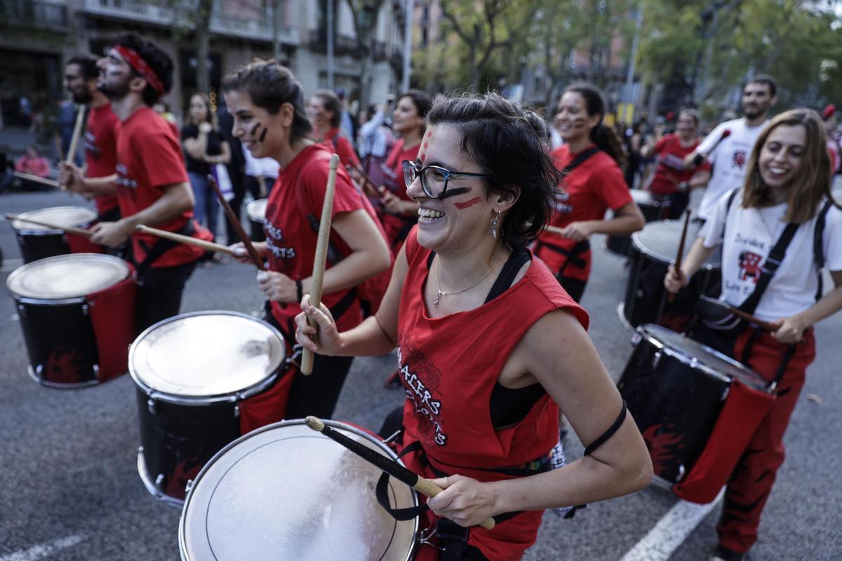 Los diables incendian el Passeig de Gràcia durante el correfoc de la Mercè.