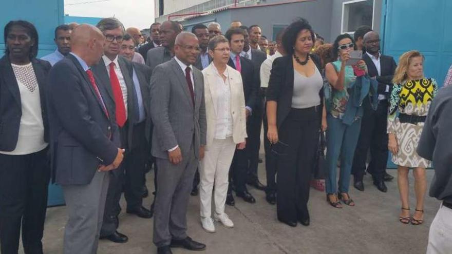 El primer ministro de Cabo Verde, José María Neves, con la conselleira do Mar, Rosa Quintana, en el centro.