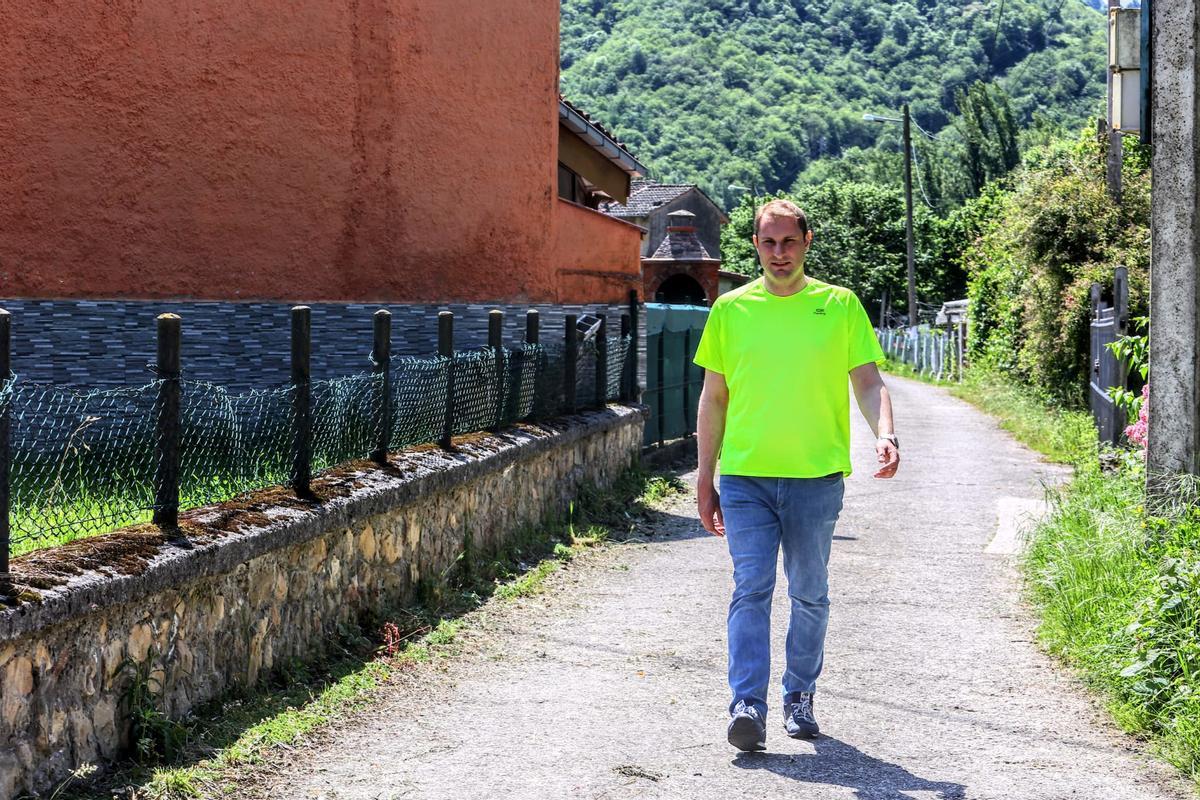 Adrián Pumares, de paseo por su pueblo de Laviana.