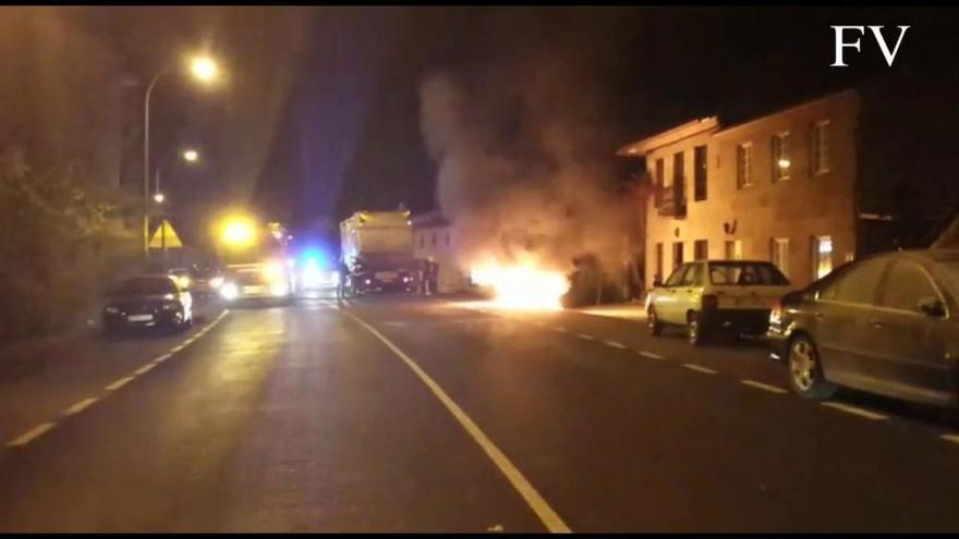 Un turismo arde en Pontevedra tras chocar contra un camión