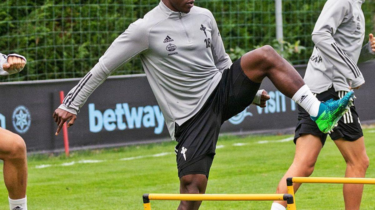 Josep Aidoo, durante el entrenamiento matinal celebrado ayer por el Celta en A Madroa.