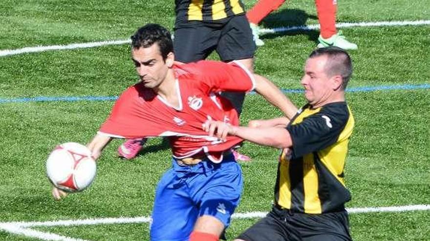 Un jugador del Domaio intenta zafarse de un rival. // Gonzalo Núñez