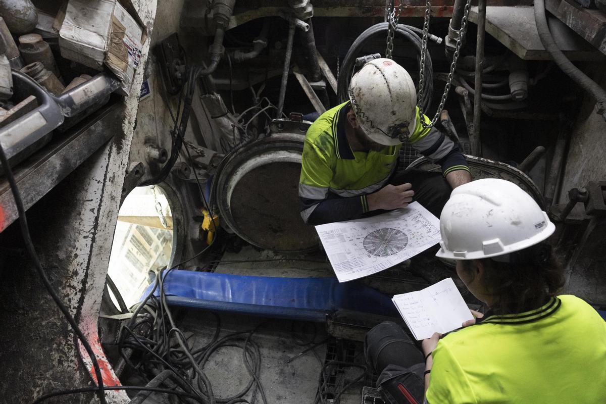 En el interior de la tuneladora de la L9 del metro