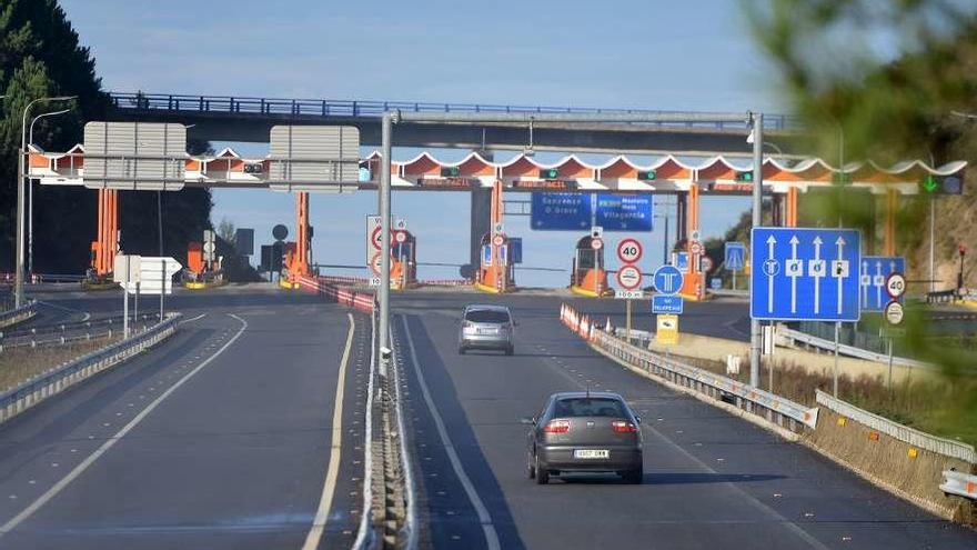 Dos coches llegan al peaje de la AP-9 en la localidad pontevedresa de Barro. // Gustavo Santos