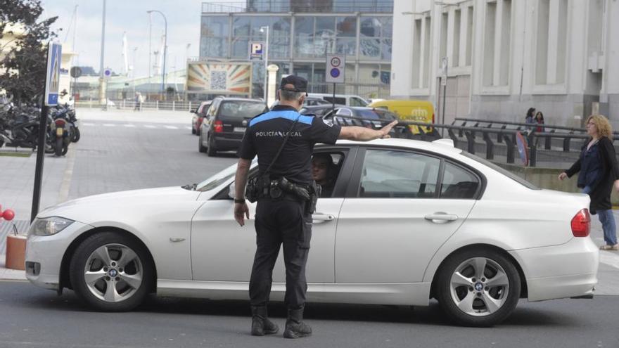 Un policía local controla el tráfico en los accesos a La Marina.