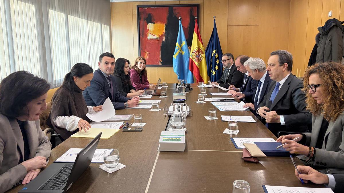 A la izquierda, el consejero Peláez y la viceconsejara Vicente, con varias funcionarias y a la derecha los magistrados Julio Martínez Zahonero, Antonio Lorenzo, Jesús María Chamorro, Jorge Punset y Francisca Sabater.