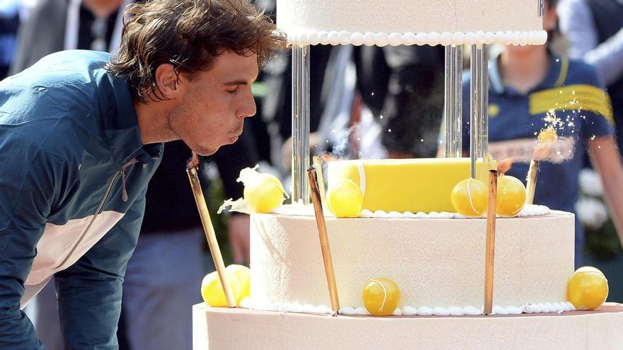 Una imagen que este año no se repetirá, Nadal soplando las velas en Roland Garros.