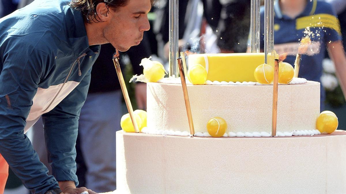 Una imagen que este año no se repetirá, Nadal soplando las velas en Roland Garros.