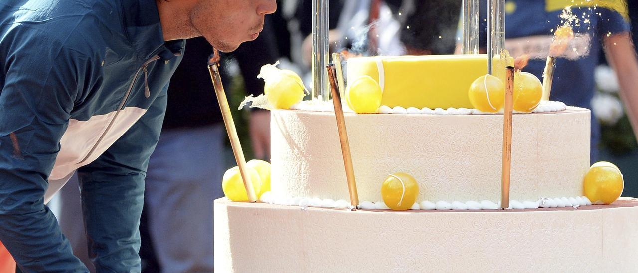 Una imagen que este año no se repetirá, Nadal soplando las velas en Roland Garros.