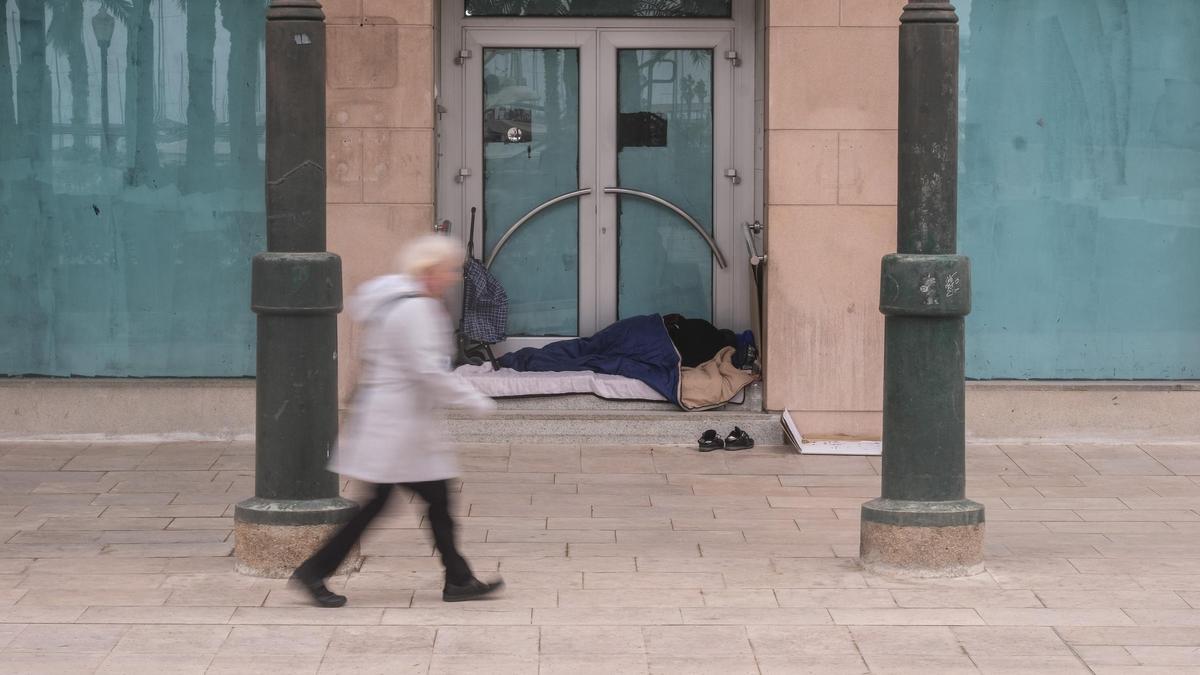 Una persona durmiendo en la calle en Alicante.