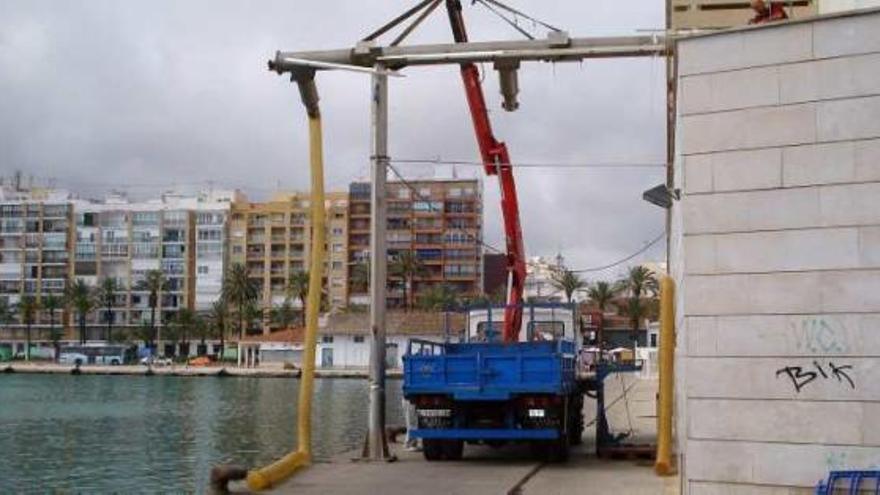 Puerto de Dénia. Reparan los daños en la fábrica de hielo