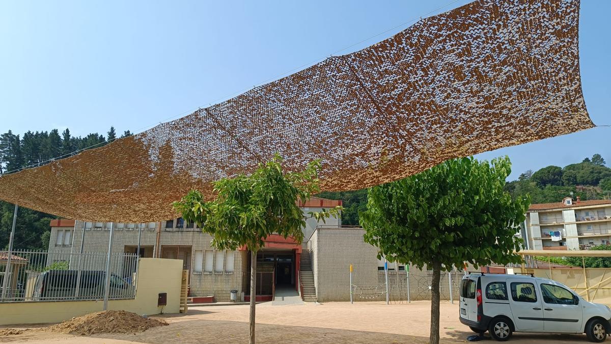 Una imatge del pati de l’Escola Dr. Carulla d’Arbúcies, on es fan les barraques, en una imatge d'arxiu.