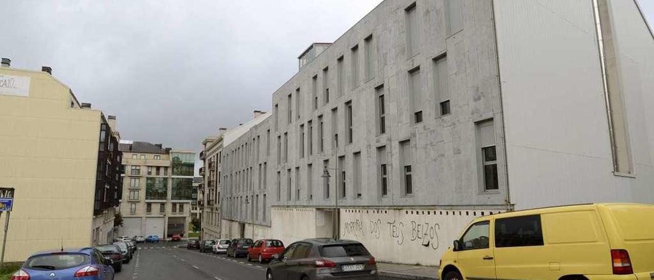 El edificio que sale a concurso en el juzgado coruñés está en la zona de O Regueiriño. // Bernabé/J. Lalín