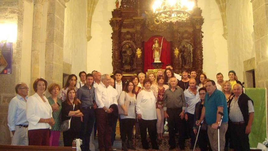 Foto de grupo de los asistentes a las bodas de oro.