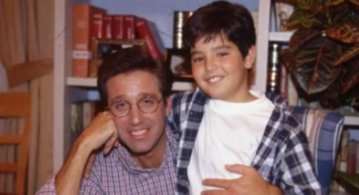 El pequeño Aarón, junto a Emilio Aragón en tiempos de Médico de familia