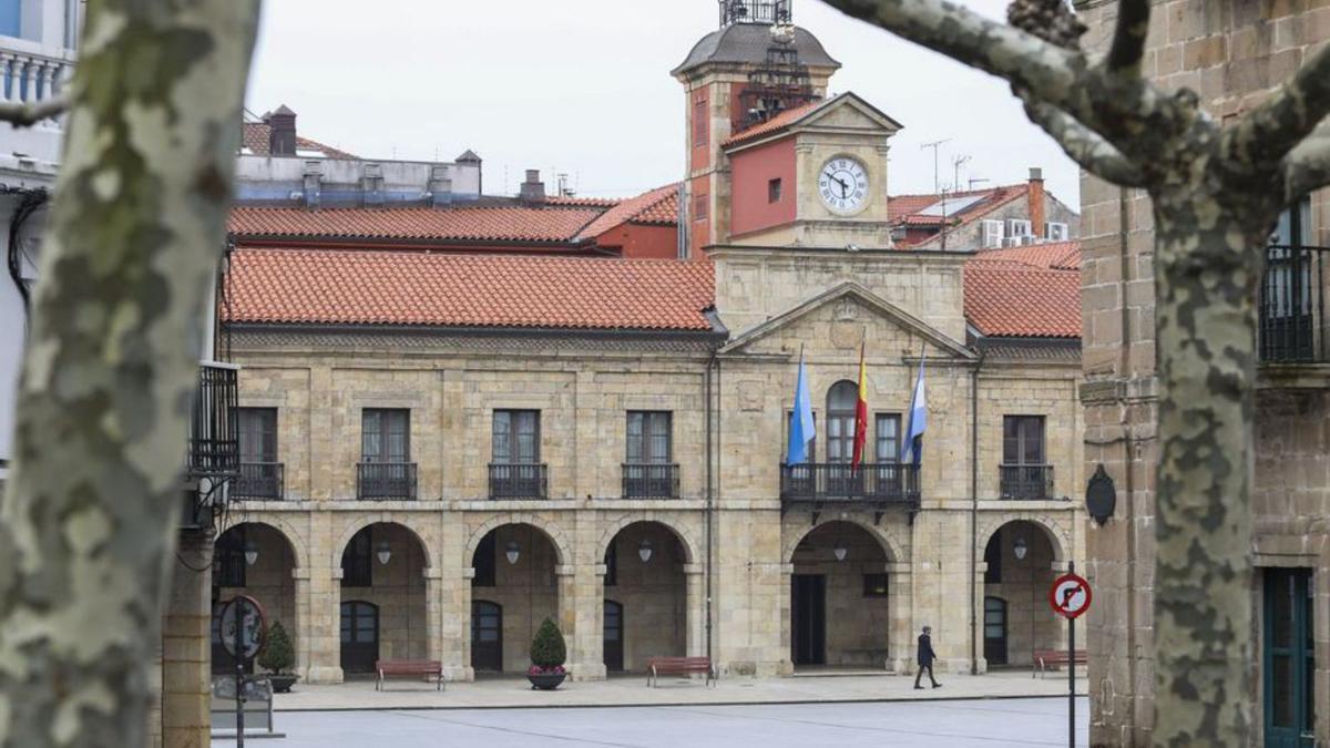 La plaza de España con el Ayuntamiento de Avilés al fondo. | R. S.