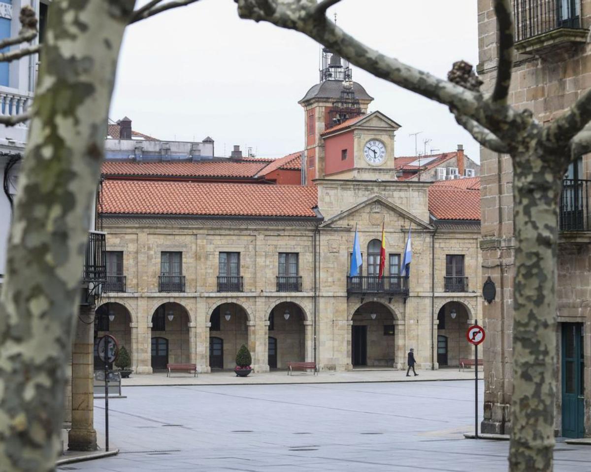 La plaza de España con el Ayuntamiento de Avilés al fondo. | R. S.