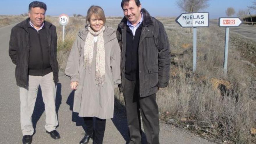 La subdelegada del Gobierno, Pilar de la Higuera, junto al alcalde de Almaraz de Duero, José Martín (derecha).