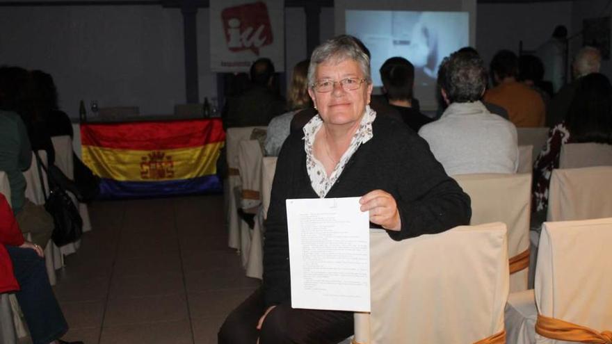 Montse Garnacho posa con su obra &quot;Cadena&quot;, ayer, durante el acto celebrado en la Pola.