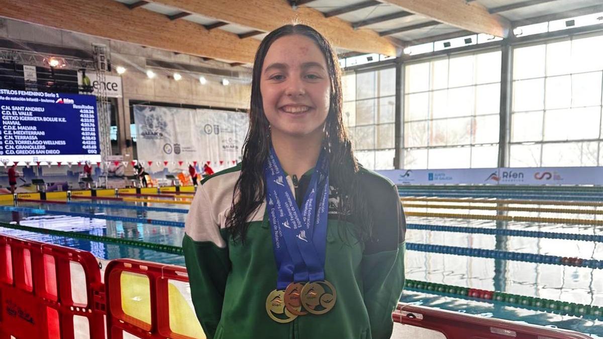 Helena Castillo, con las tres medallas conquistadas en Pontevedra.