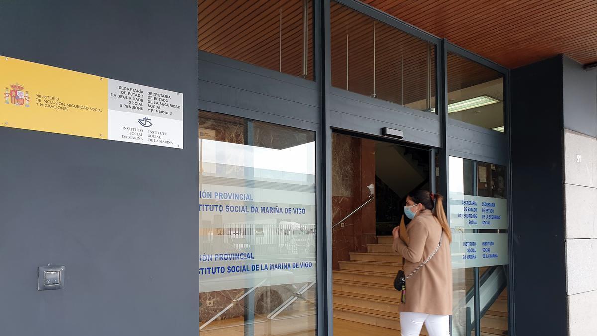 Entrada del Instituto Social de la Marina, en Vigo.