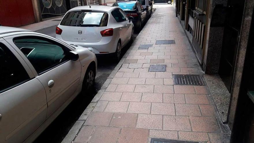 Arquetas de la calle Alfonso Camín, una de las vías en las que actuará el Ayuntamiento.