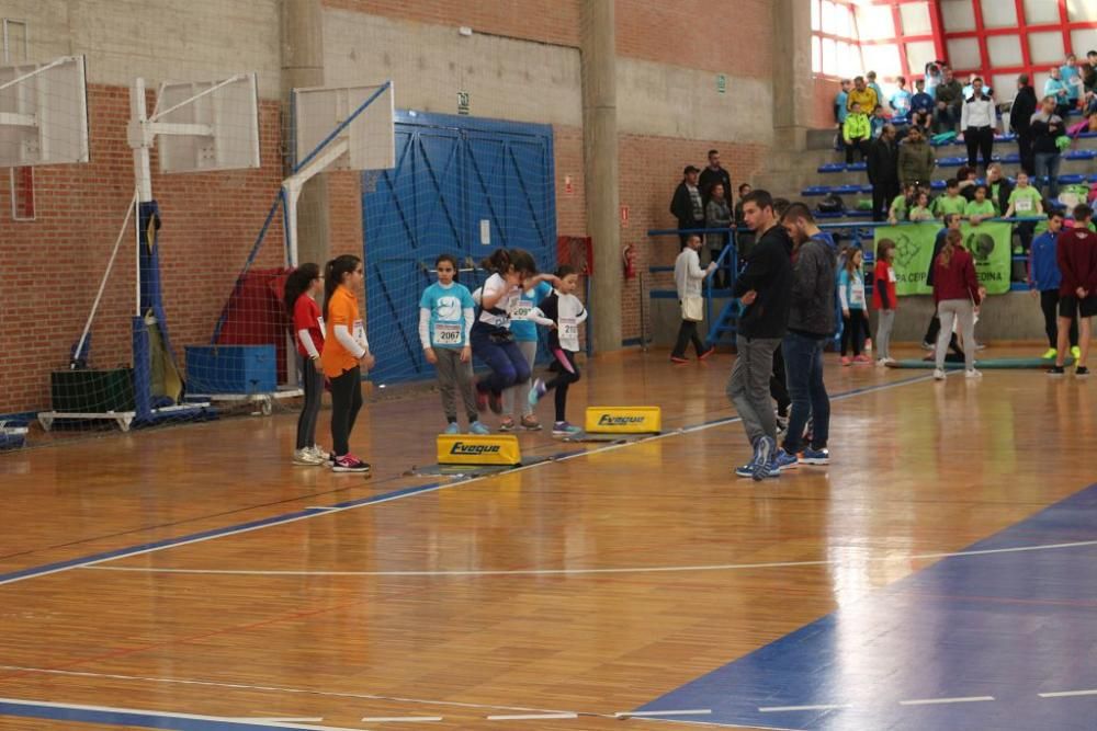 Jugando al atletismo en Alcantarilla