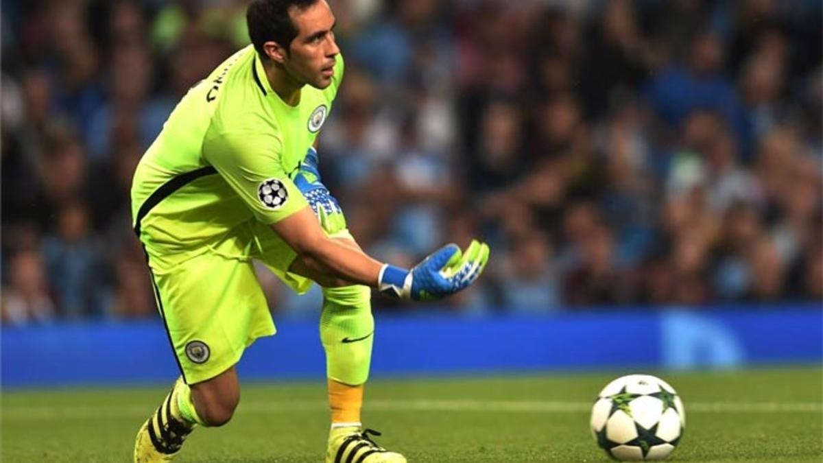 Claudio Bravo jugó su primer partido de Champions con el City