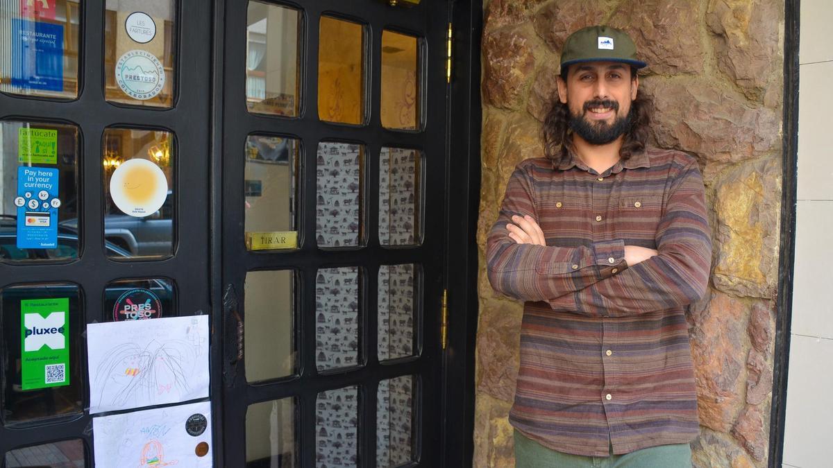 Borja Alcázar, a las puertas de su local de Pola de Siero.