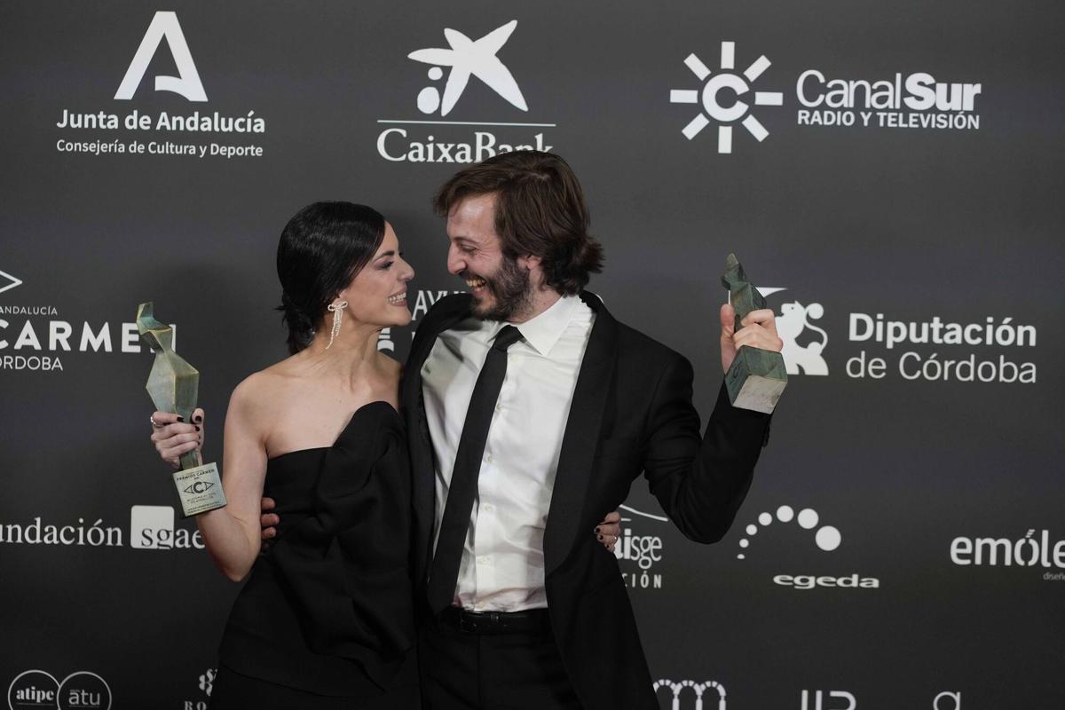 AME6009. CÓRDOBA (ESPAÑA), 01/02/2025.- El actor Pablo Gómez-Pando y la actriz Beatrzi Arjona posan este sábado, durante los premios Carmen que otorga la Academia de Cine de Andalucía en Córdoba (España). EFE / Rafa Alcaide