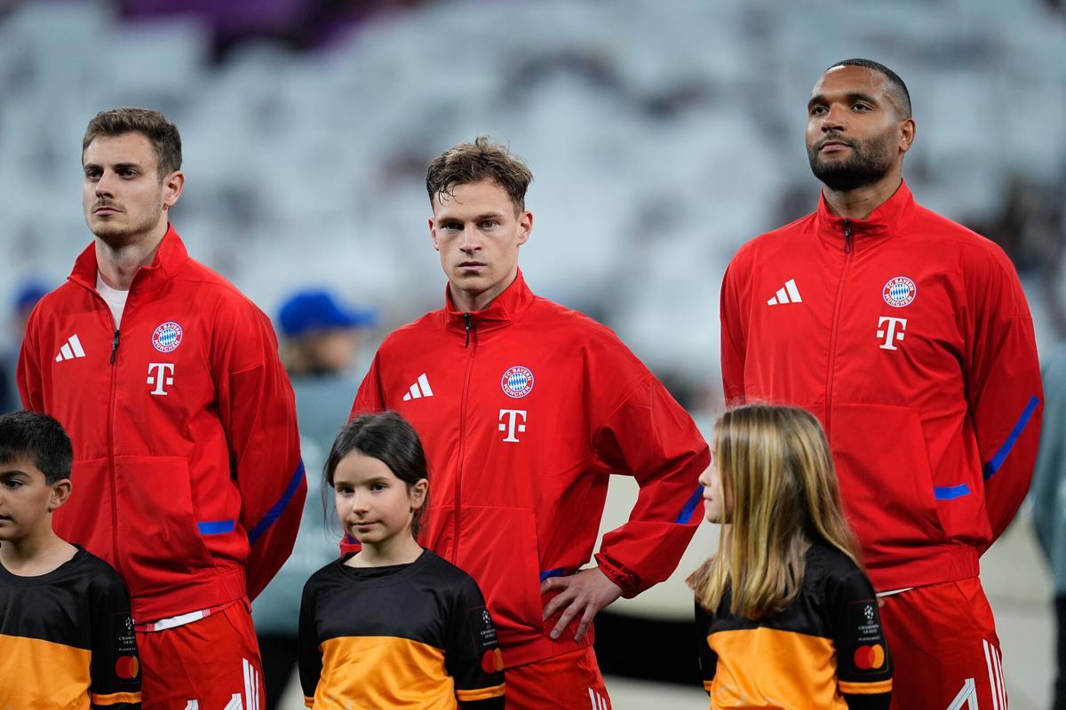 Josip Stanisic, Jonathan Tah y Joshua Kimmich durante el partido de UEFA Champions League 2025/26