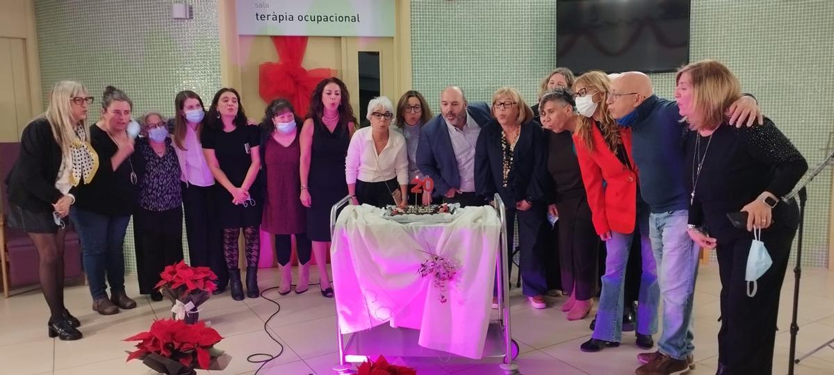 Equip professional de l'Hospital de Dia Sant Jordi bufant les espelmes de 20 anys el dia del concert