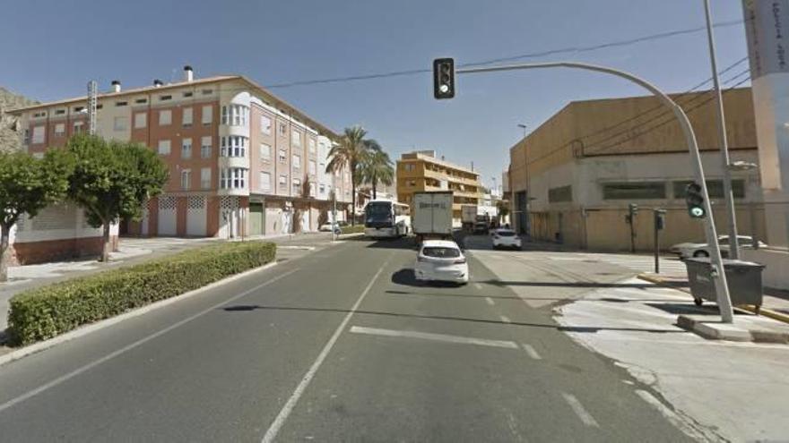 La intersección de las calles Divina Aurora y Farola con la la CV-50 donde se construirá la nueva rotonda.