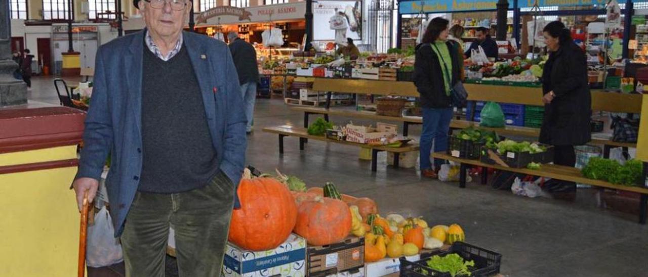 José Luis Alonso Sánchez, en la plaza de abastos de Villaviciosa, a la que acude cada miércoles de mercado.