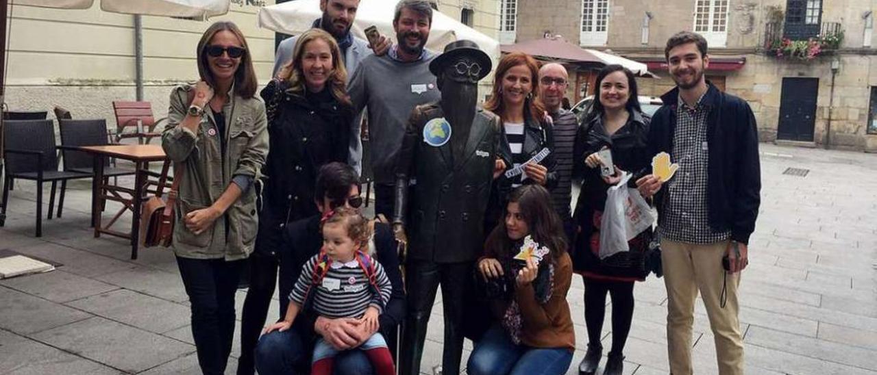 Los instagramers se fotografían con la escultura de Valle Inclán. // @fontarei/ Reproducción Gustavo Santos