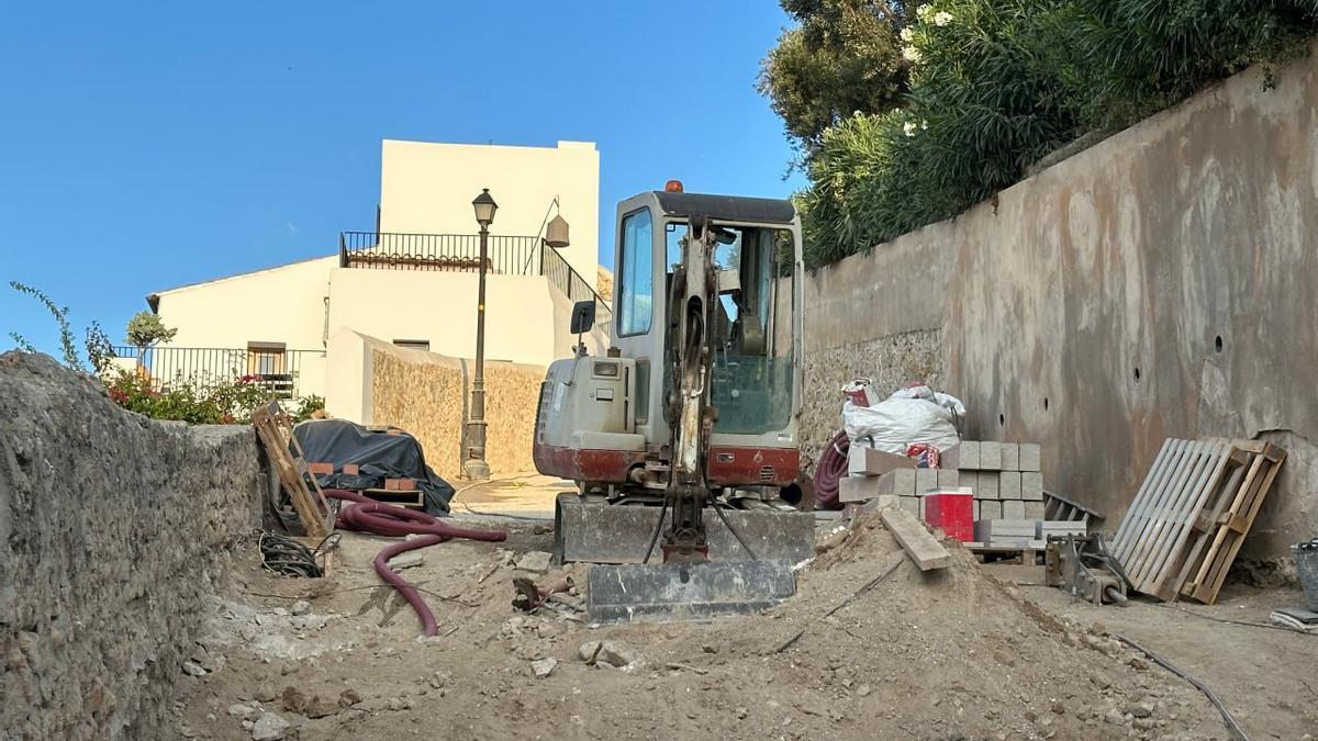 Obras paralizadas bloquean calles en Dalt Vila